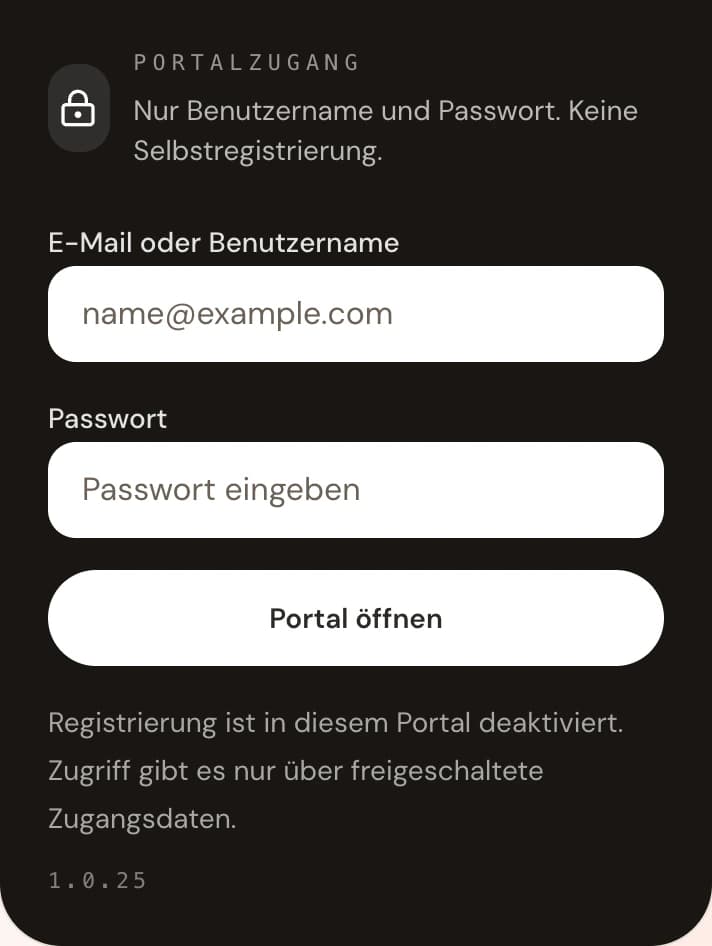 Portal-Anmeldekarte mit dem Feld E-Mail oder Benutzername, dem Passwortfeld und der Schaltfläche zum Betreten des Portals.
