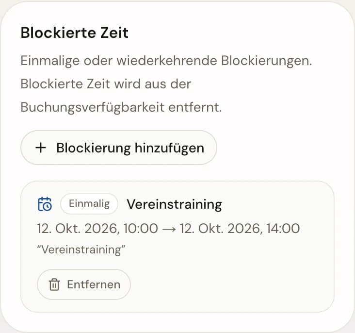 Abschnitt Sperrzeiten im Maschinenzeitplan mit einer eingetragenen Sperre samt Grund und Zeitfenster neben der Schaltfläche zum Hinzufügen einer Sperre.