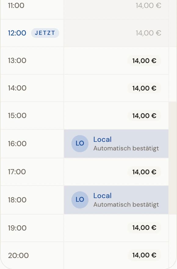 Tagesmatrix einer Maschine mit freien Slots samt Preis neben gebuchten Slots, die den Namen der Spieler:in und einen Buchungsstatus zeigen.