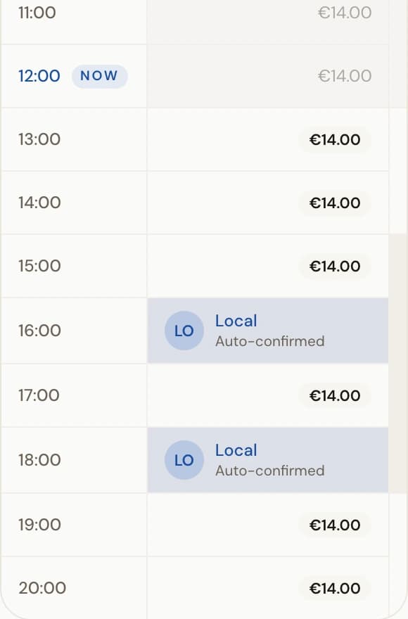 Daily session matrix for one machine showing free slots with their price next to booked slots that carry the renter's name and a booking status label.